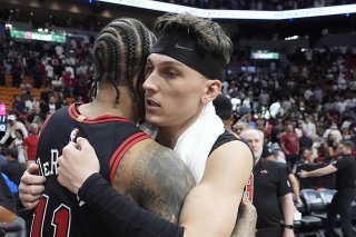 Tyler Herro (de face) et Miami ont dominé les débats face aux Bulls vendredi KEYSTONE/AP/Wilfredo Lee